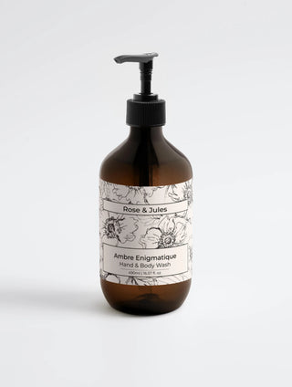 Flacon ambré avec pompe noire du gel douche bio et vegan "Ambre Enigmatique" de Rose et Jules, soin naturel pour un nettoyage doux aux notes d'ambre envoûtantes.