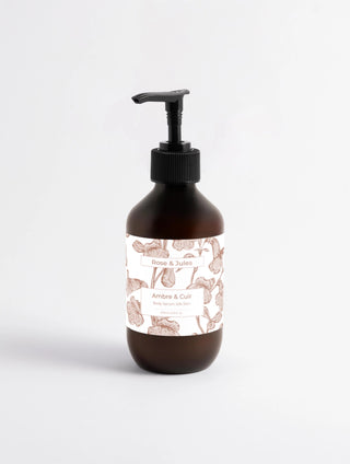 Flacon ambré avec pompe noire de la crème hydratante bio "Ambre et Cuir" de Rose et Jules, soin cosmétique naturel pour une hydratation intense et parfumée.