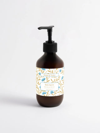 Flacon ambré avec pompe noire de la lotion corporelle bio "Bois Sacré" de Rose et Jules, soin vegan et naturel pour une hydratation aux notes boisées raffinées.