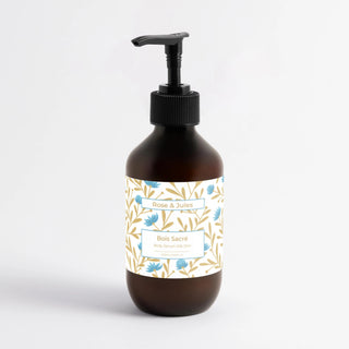 Flacon ambré avec pompe noire de la lotion corporelle bio et vegan "Bois Sacré" de Rose et Jules, soin hydratant aux notes boisées, présenté en photo au format carré.