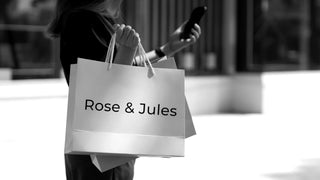 Image hero montrant une femme faisant du shopping, portant un sac Rose & Jules, illustrant la page des best sellers des soins pour le corps sur la version desktop du site web.