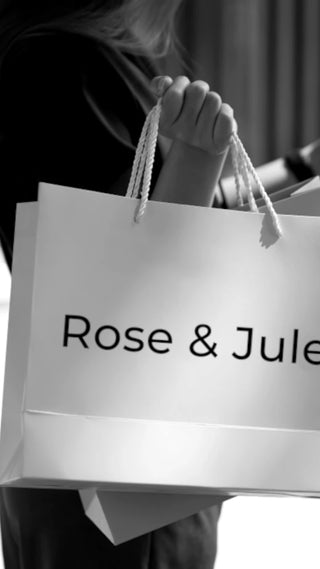 Image hero montrant une femme faisant du shopping avec un sac Rose & Jules, adaptée au format mobile, illustrant la page des best sellers des soins pour le corps sur la version mobile du site web.