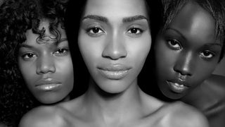 Image hero montrant le visage de trois femmes africaines, illustrant la page "Tous Types de Peau" sur la version desktop du site web.