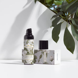 Image en studio du flacon de Hyaluro Silk de Rose & Jules, un sérum hydratant, vegan et naturel, offrant une hydratation intense pour une peau douce et éclatante.