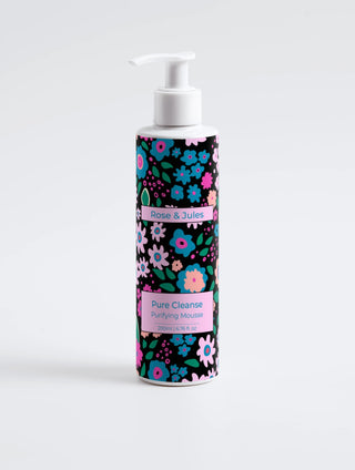 Image de face de la mousse purifiante Pure Cleanse de Rose & Jules, un nettoyant bio, vegan et naturel, conçu pour purifier la peau en douceur et l'hydrater.