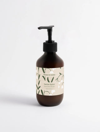 Flacon ambré avec pompe noire de la crème hydratante pour les mains "Santal Epicé" de Rose et Jules, soin bio et naturel au parfum chaleureux de Gingembre.