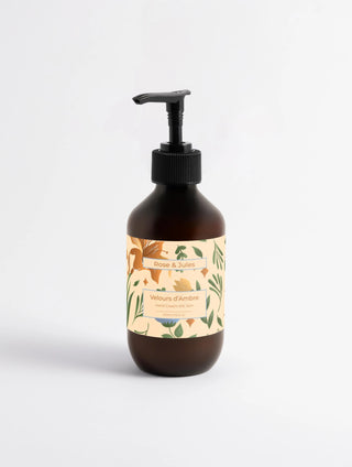 Flacon ambré avec pompe noire de la crème hydratante pour les mains "Velours d'Ambre" de Rose et Jules, gamme Silk Skin, soin bio, vegan et naturel pour des mains douces.