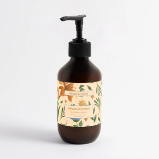 Flacon ambré avec pompe noire de la crème hydratante pour les mains "Velours d'Ambre" de Rose et Jules, gamme Silk Skin, soin bio, vegan et naturel, en format photo carré.